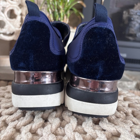 Gioseppo Women's SZ 7 Navy w/ White Sport Casual Happy Collection Velcro Top - Picture 9 of 16